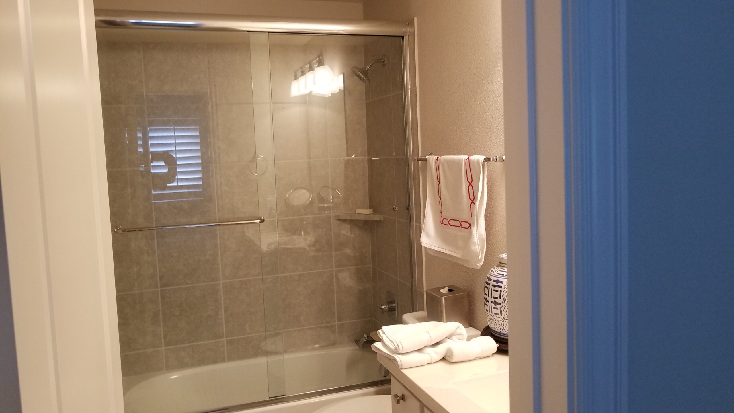 sliding doors in shower on tub